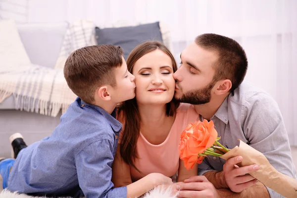 Lycklig Familj Liggande Mattan Bredvid Soffan Rummet — Stockfoto