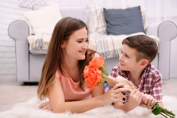 Filho dando rosas para a mãe — Fotografia de Stock