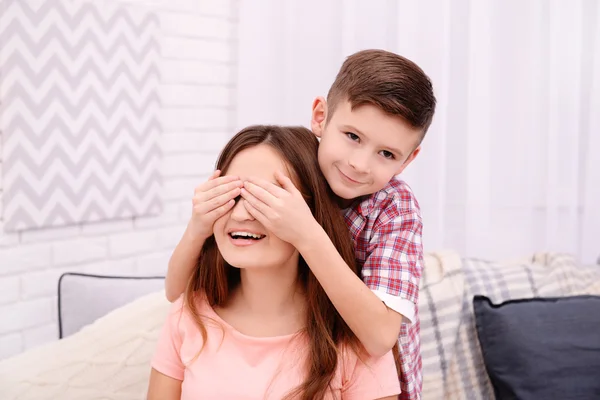 Hijo cerrando los ojos de su madre — Foto de Stock