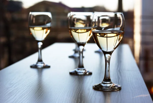 Glazen wijn op licht onscherpe achtergrond — Stockfoto