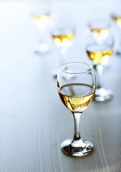 Bicchieri di vino su sfondo sfocato in legno — Foto Stock