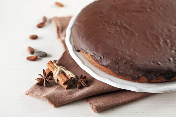 Bolo de cobertura de chocolate saboroso na mesa leve, close-up — Fotografia de Stock