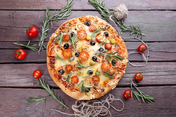 Leckere frische Pizza — Stockfoto