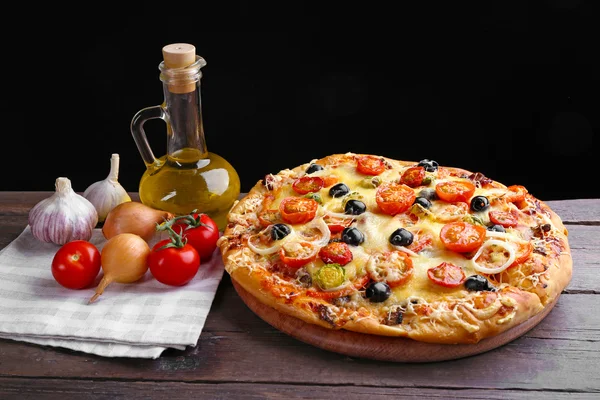 Leckere frische Pizza — Stockfoto