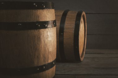 İki eski ahşap şarap varil