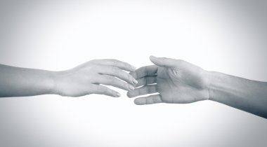 Birbirlerine doğru ulaşan eller