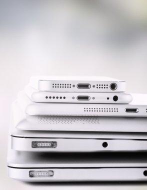 Farklı modern elektronik becerikli alet yığını 