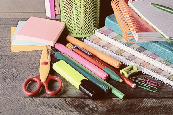 Kleurrijke briefpapier op houten tafel, close-up — Stockfoto