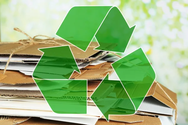 Dokumentami i znak recyklingu — Zdjęcie stockowe