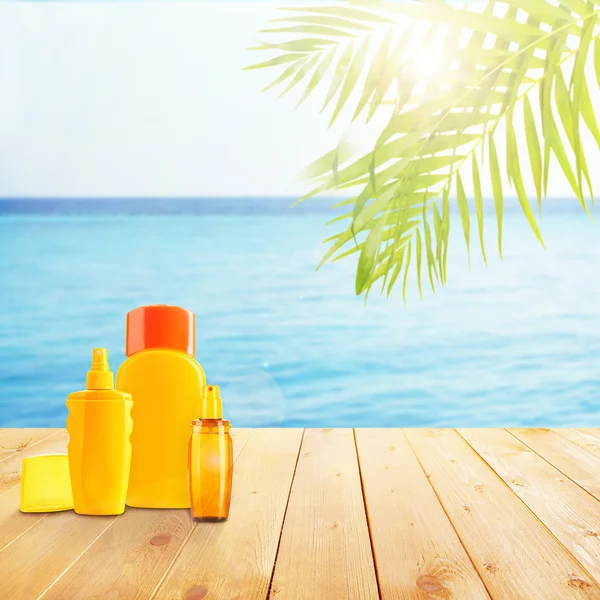 Flaschen mit Sonnencreme, Lotion und Spray — Stockfoto