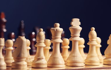 Satranç taşları ve oyun tahtası 