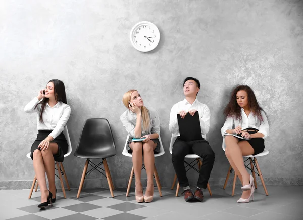 Menschen sitzen auf Stühlen — Stockfoto