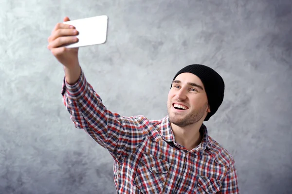 Junge Mit Schwarzem Hut Fotografiert Sich Selbst Mit Smartphone Auf — Stockfoto