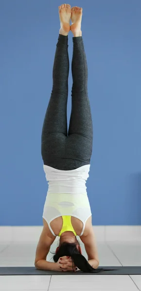 Woman does yoga exercise — Stock Photo, Image