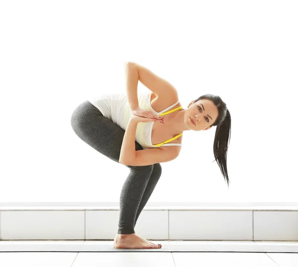 Mujer hace ejercicio de yoga —  Fotos de Stock