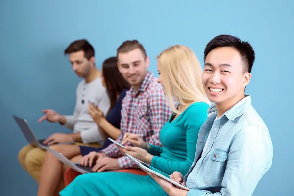 Menschen sitzen auf Stühlen — Stockfoto