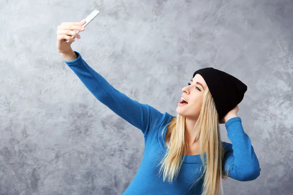 Chica joven en sombrero negro — Foto de Stock