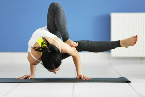 Kvinna tränar yoga — Stockfoto