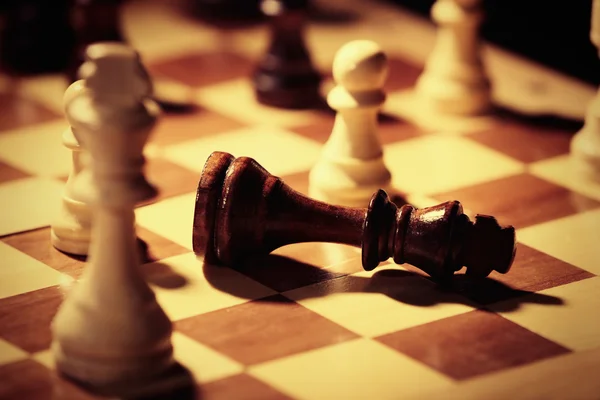 Schackpjäser och spelplanen — Stockfoto