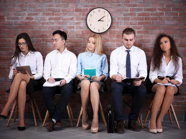 Personas sentadas en sillas — Foto de Stock