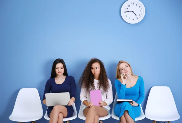 Chicas jóvenes sentadas en sillas — Foto de Stock