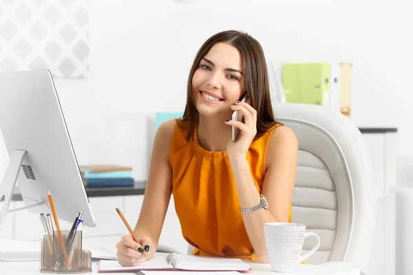 Hermosa mujer exitosa — Foto de Stock