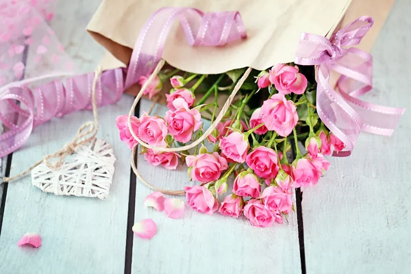 Красивая романтическая композиция с цветами — стоковое фото