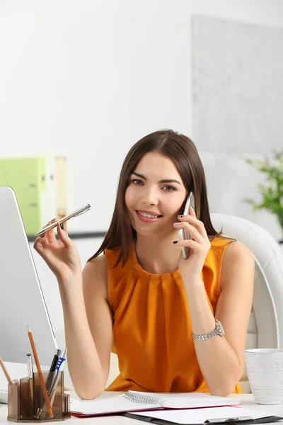 Mooie succesvolle vrouw — Stockfoto