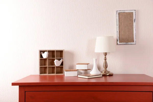 Intérieur de la chambre avec commode en bois rouge — Photo