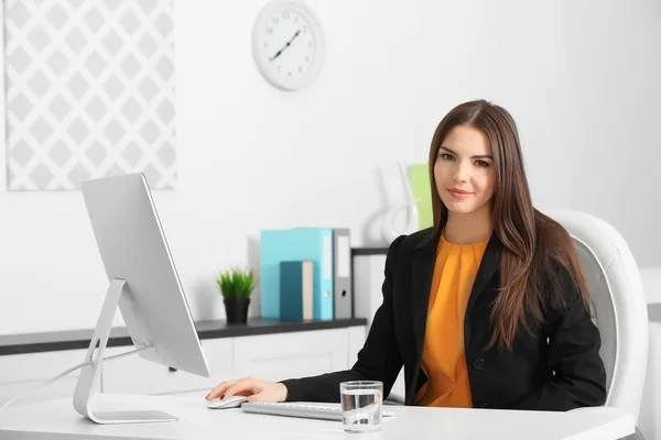 Beautiful successful woman — Stock Photo, Image