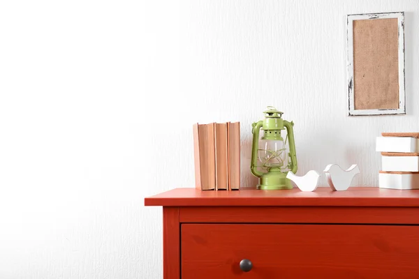 Interior de la habitación con cómoda de madera roja — Foto de Stock