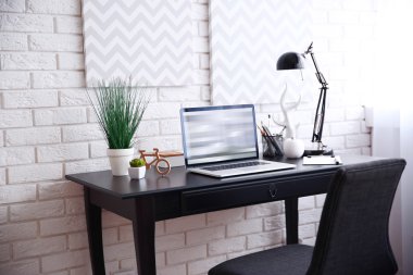 Çalışma alanı ile masa üstünde laptop 