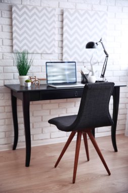 Çalışma alanı ile masa üstünde laptop 