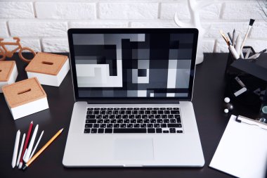 Çalışma alanı ile masa üstünde laptop 
