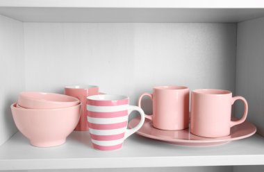 raf üzerinde renkli sofra 