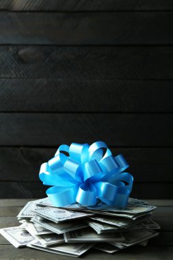 Fiyonklu hediye olarak dolar yığını 
