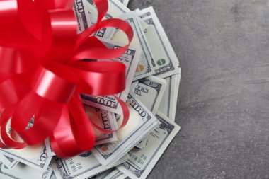 Fiyonklu hediye olarak dolar yığını 