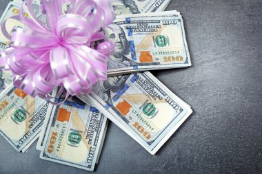 Fiyonklu hediye olarak dolar yığını 