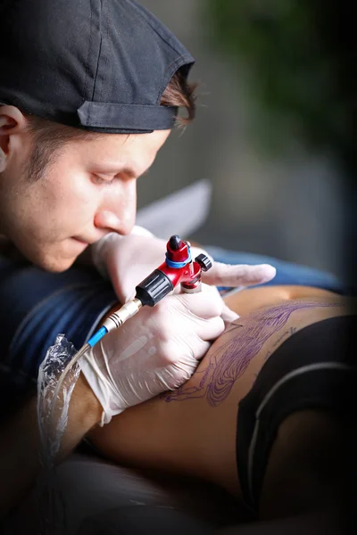 Tattooist Makes Tattoo Close — Stock Photo, Image