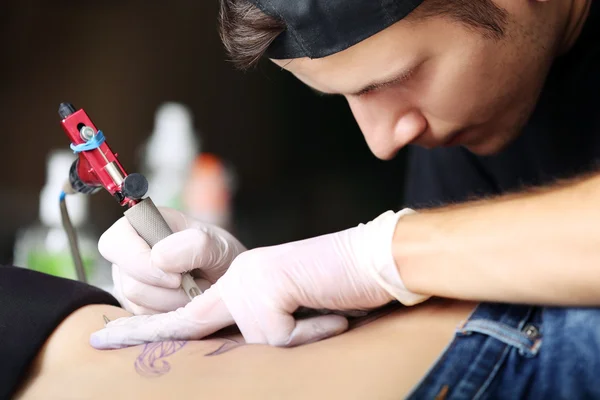 Tattooist Tesz Tetoválás Közelről — Stock Fotó