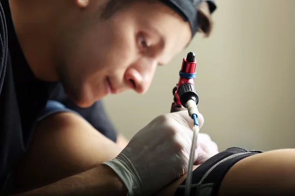 Tattooist Sprawia Tatuaż Zbliżenie — Zdjęcie stockowe