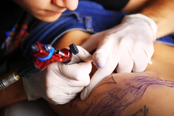 Tattooist Tesz Tetoválás Közelről — Stock Fotó
