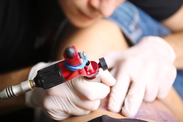 Tattooist Dělá Tetování Zblízka — Stock fotografie