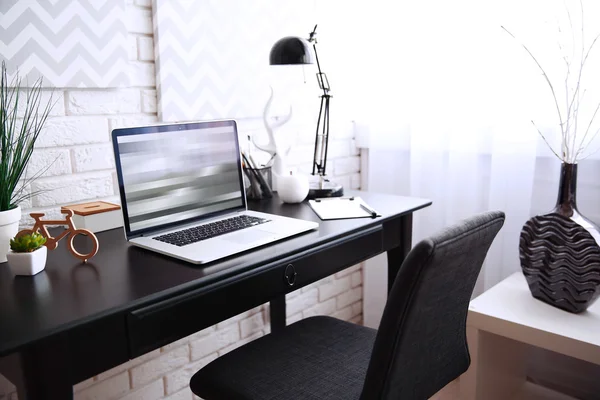 Local de trabalho com laptop na mesa — Fotografia de Stock