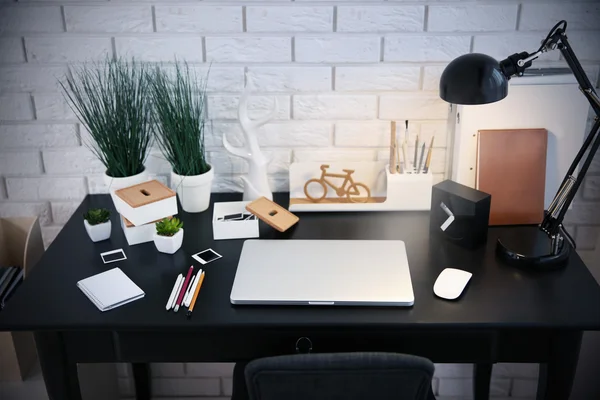 Lugar de trabajo con portátil en la mesa —  Fotos de Stock