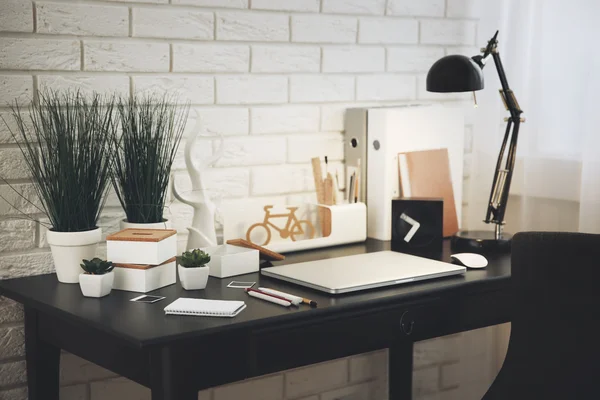 Arbeitsplatz mit Laptop auf dem Tisch — Stockfoto