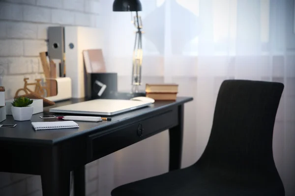テーブルの上のノート パソコンと職場 — ストック写真