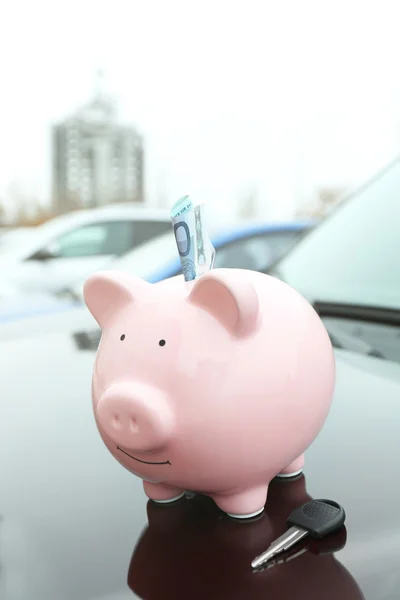 Piggy money box with cash and key — Stock Photo, Image