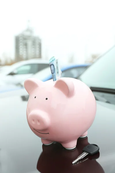 Piggy caja de dinero con dinero en efectivo y llave —  Fotos de Stock