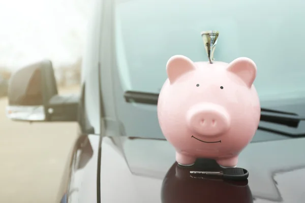 Piggy money box with cash and key — Stock Photo, Image